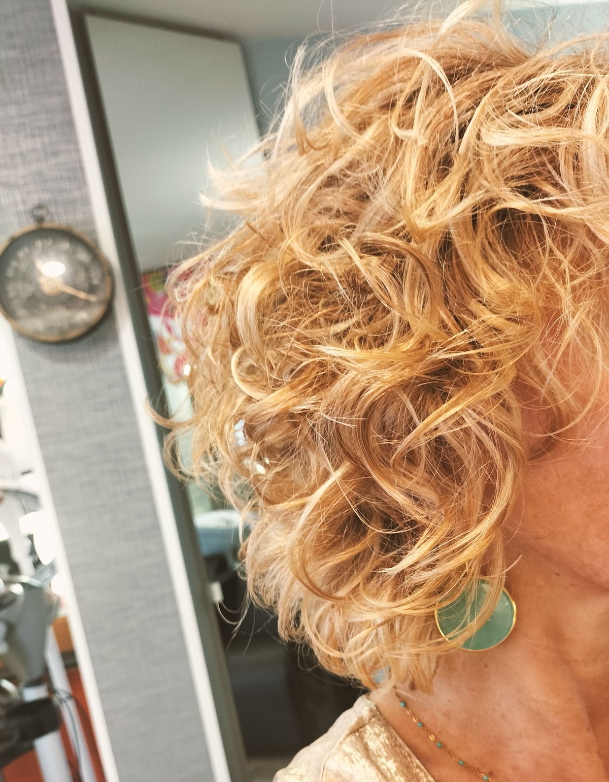 Balayage ombré doré cuivré sur un coiffage de boucles