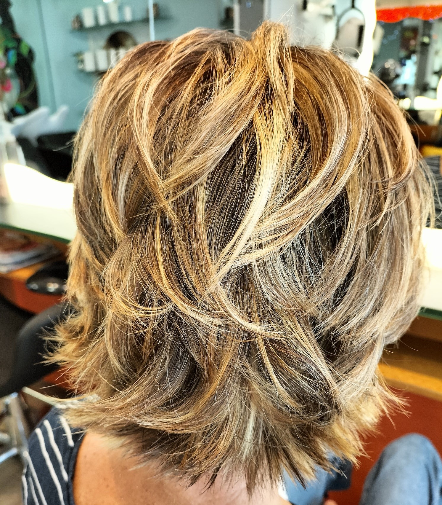 Réalisation d&rsquo;un ombré miel doré sur cheveux mi-longs