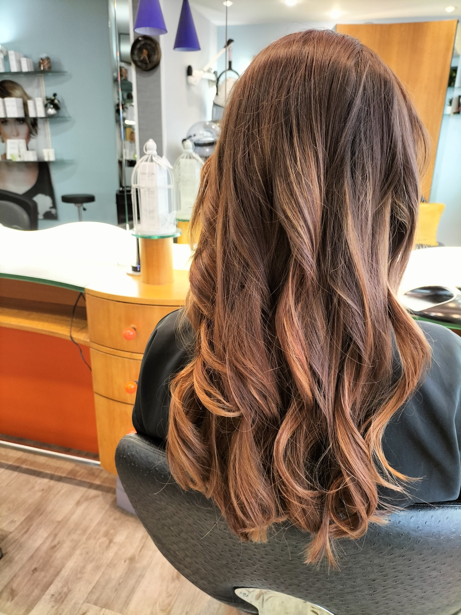 Réalisation d&rsquo;un ombré cuivré sur cheveux longs avec brushing wavy dans notre salon de coiffure pour femmes à Bordeaux.