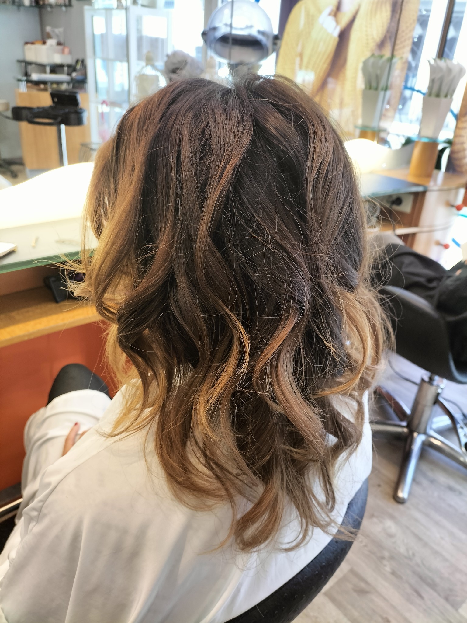 Coiffure avec mouvement wavy à Bordeaux