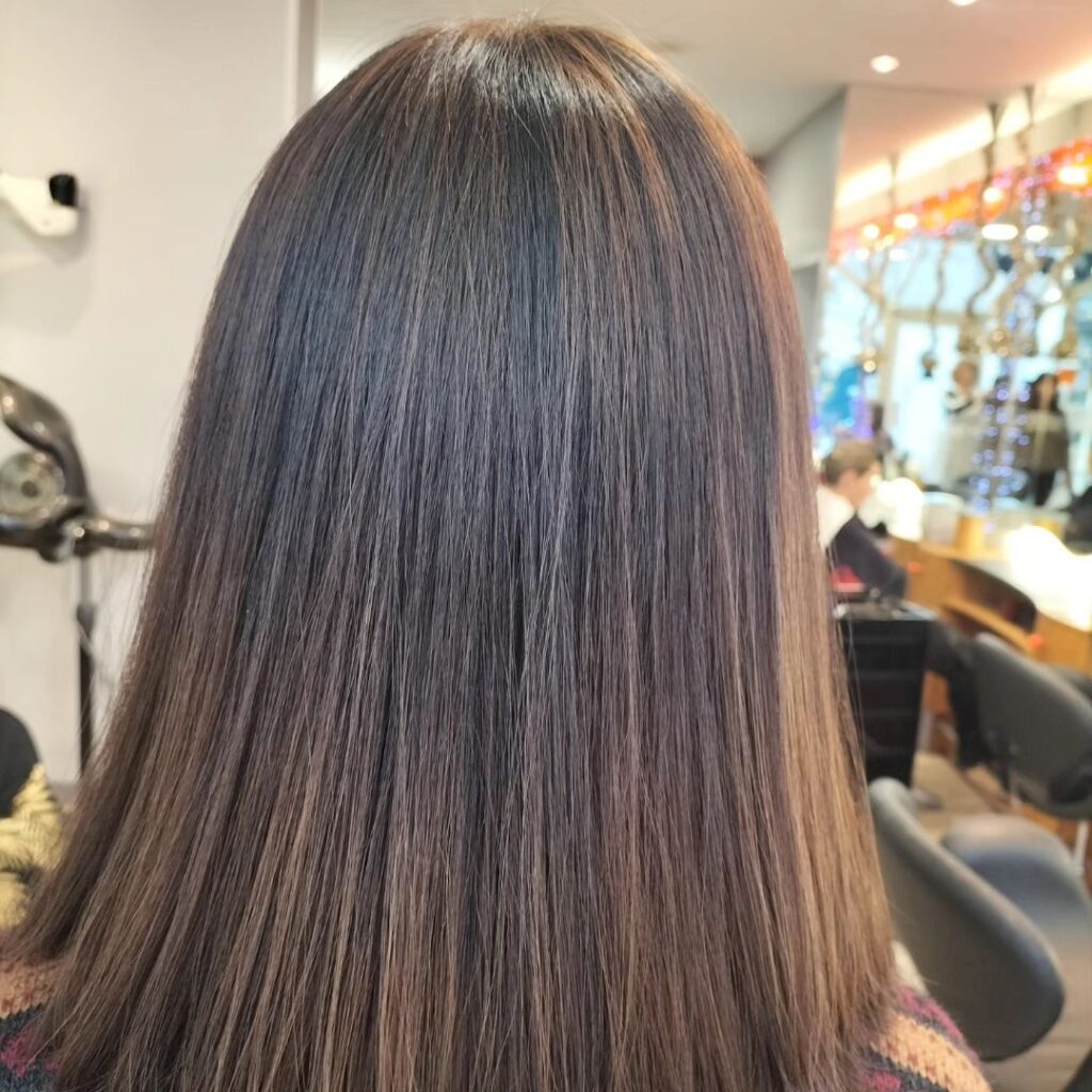 Balayage ombré marron, sur un carré long plongeant