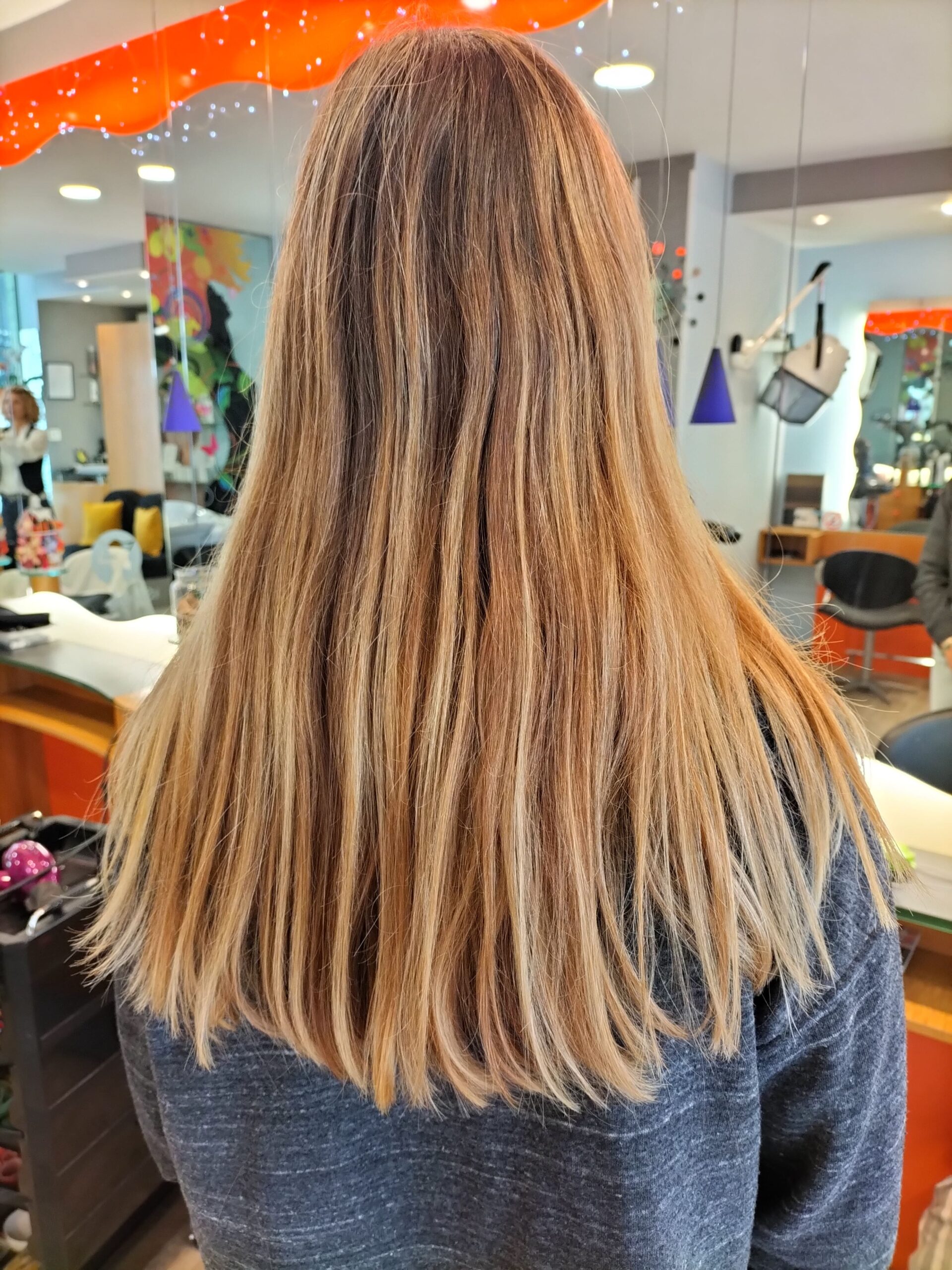 Cheveux bouclés avec des bigoudis en spirale