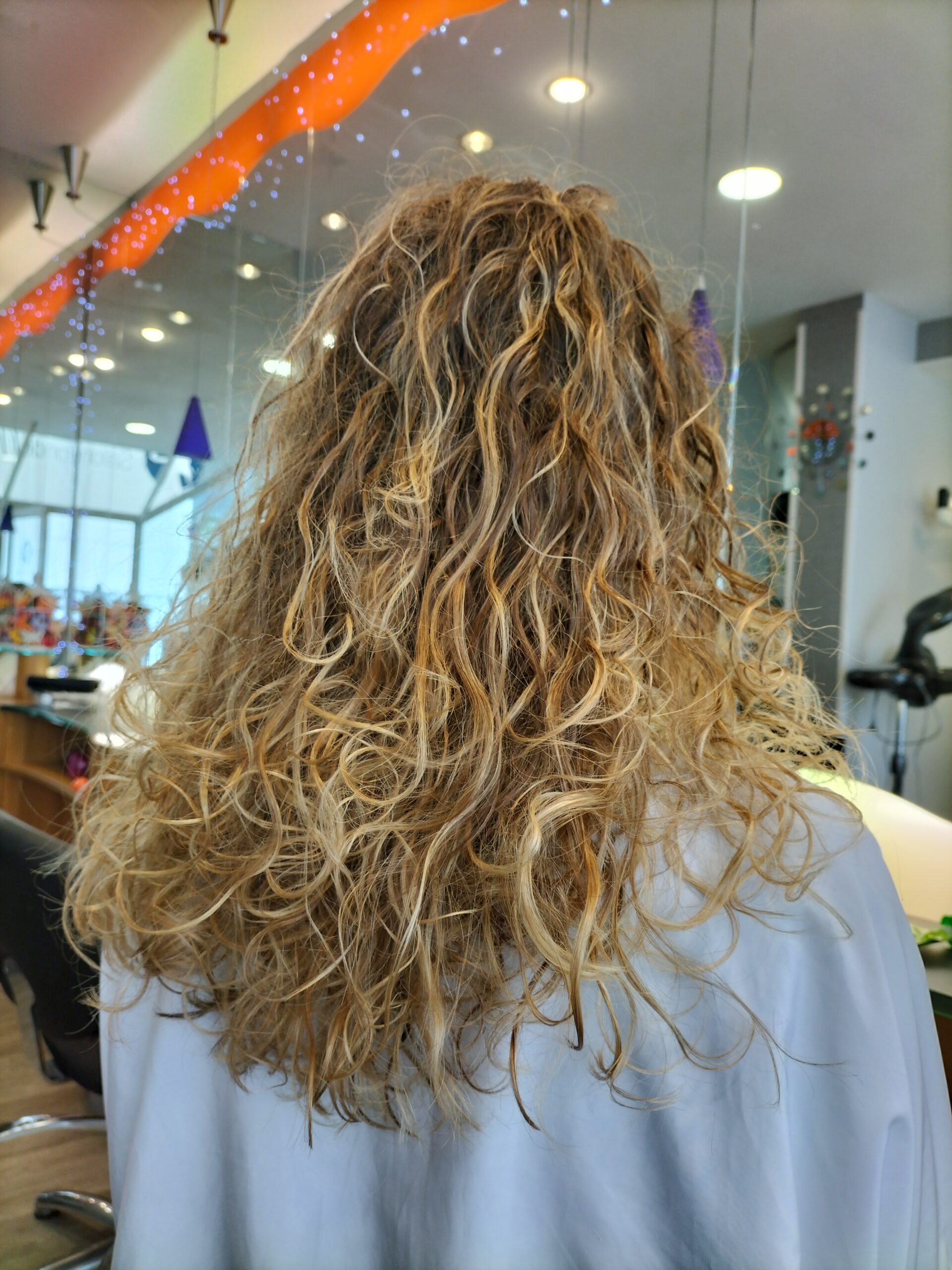 Cheveux bouclés avec des bigoudis en spirale
