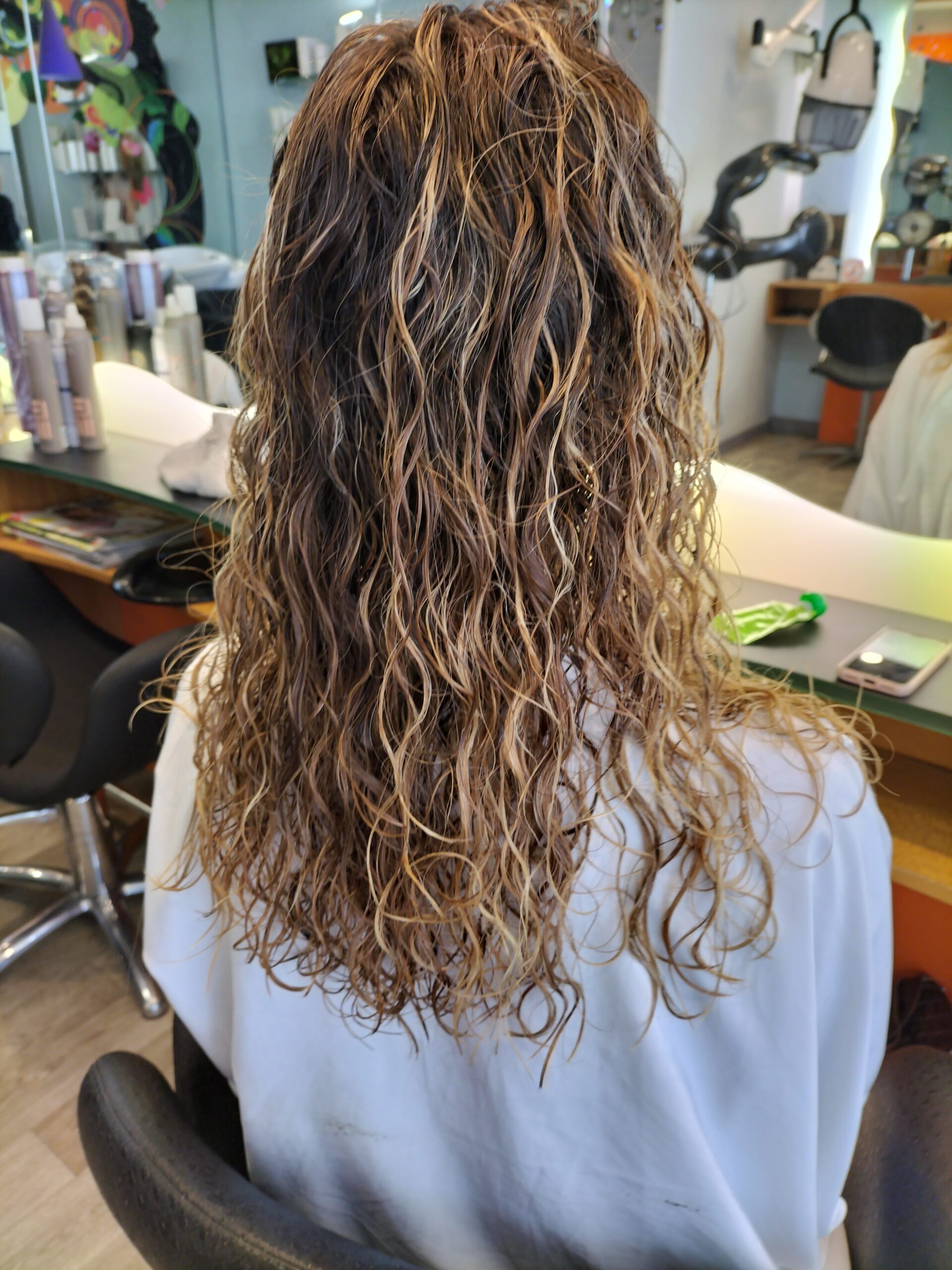 Cheveux bouclés avec des bigoudis en spirale
