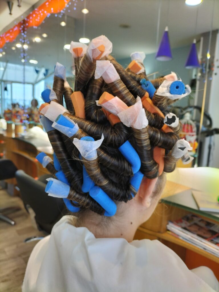 Cheveux bouclés avec des bigoudis en spirale