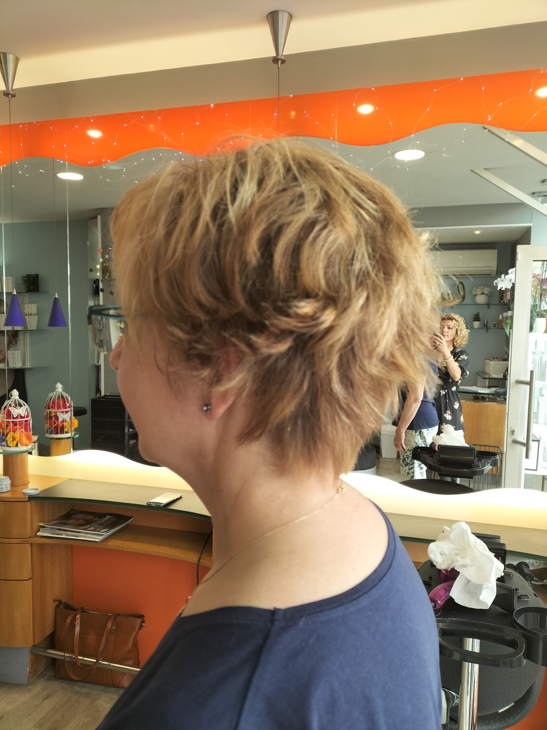 Coupe courte effilée avec un ombré blond doré
