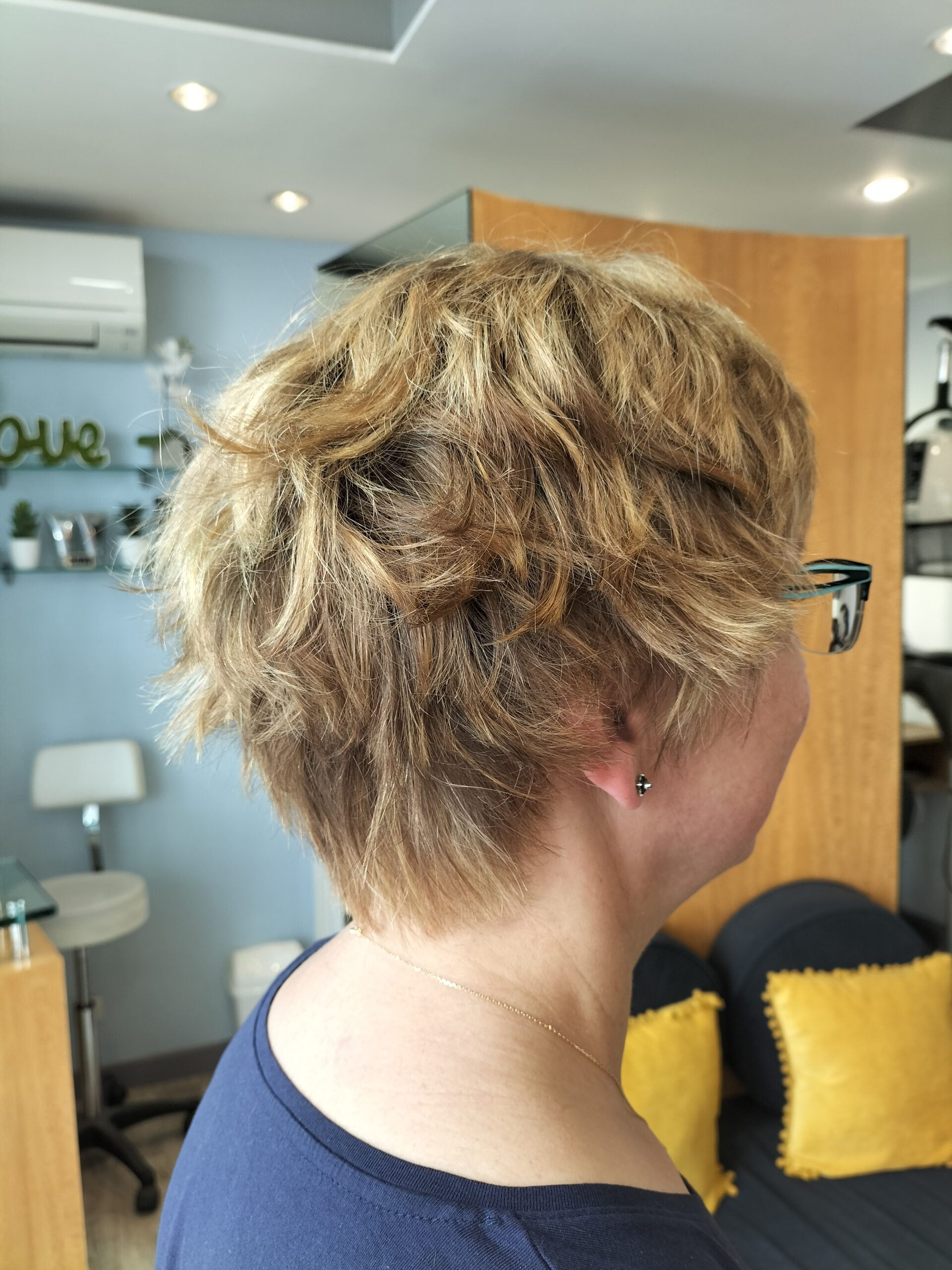 Coupe courte effilée avec un ombré blond doré