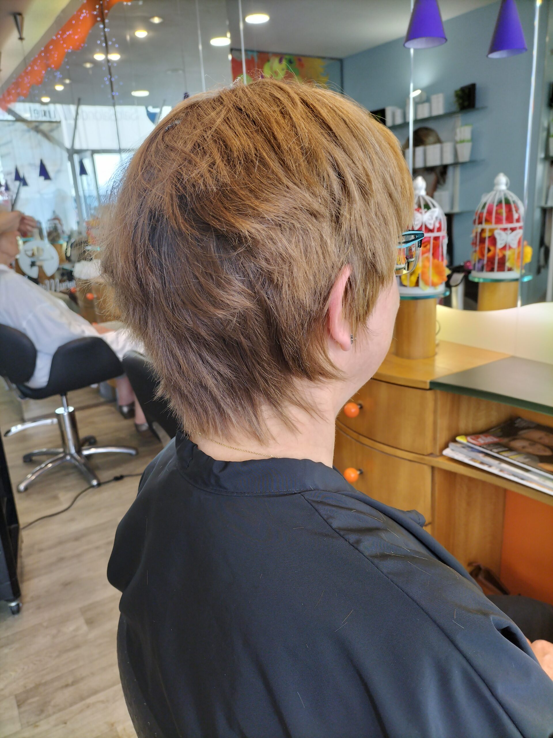 Coupe courte effilée avec un ombré blond doré
