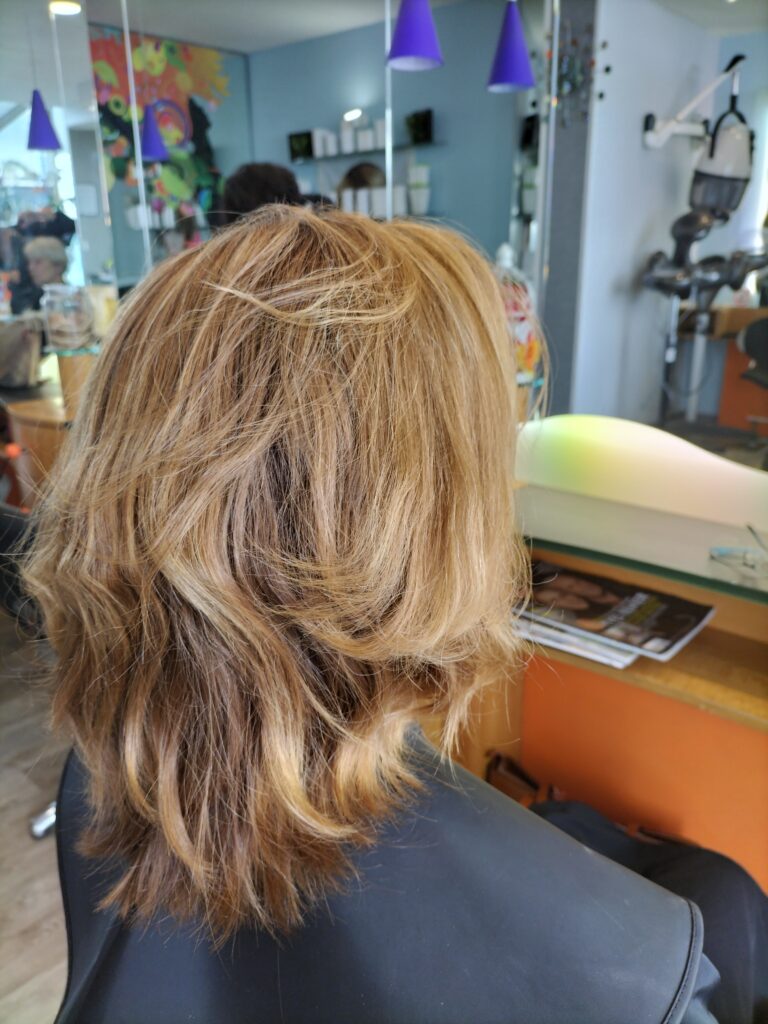 Coupe courte effilée avec un ombré blond doré