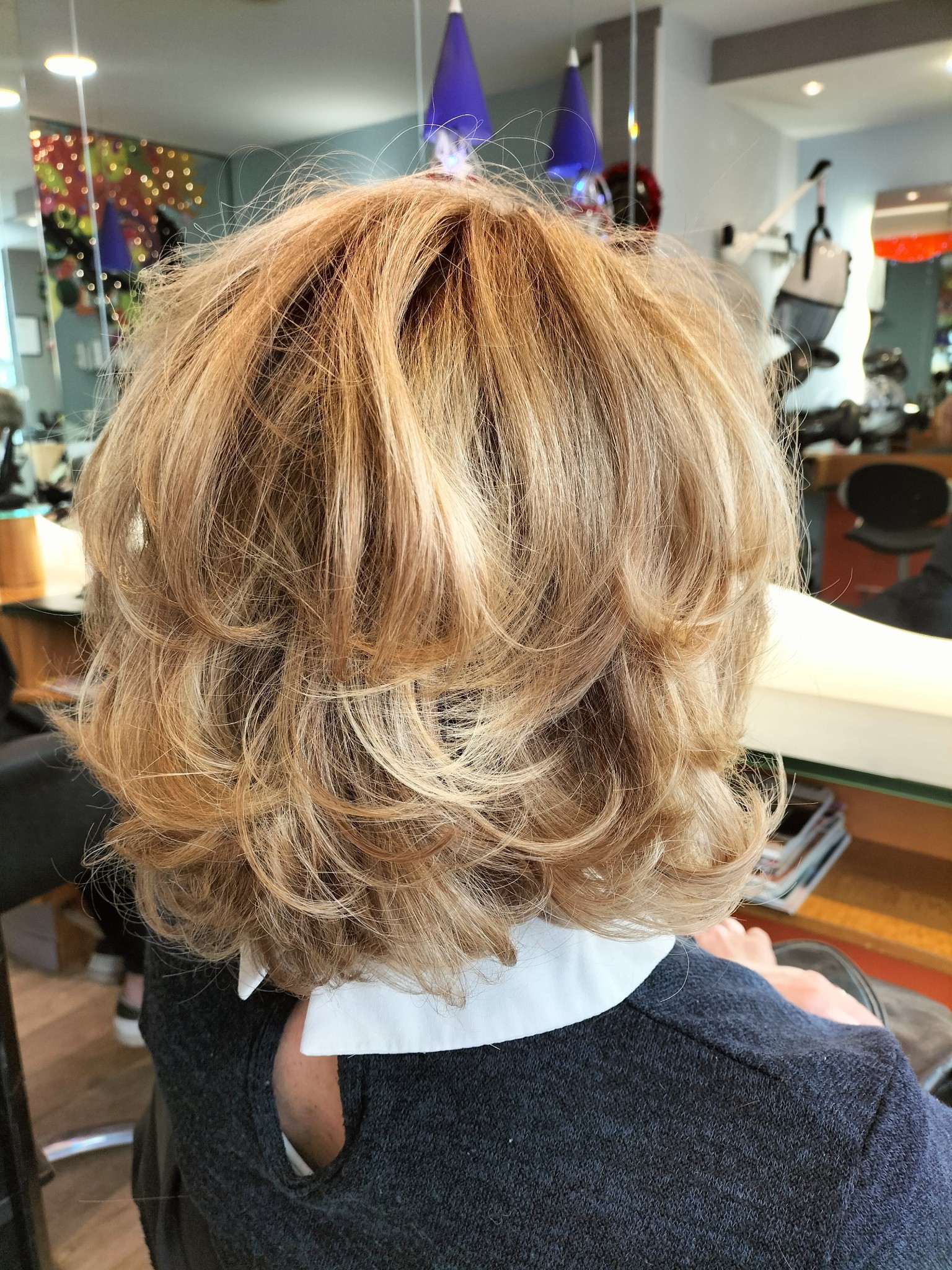ombré blond doré lumineux avec une base de blond foncé à Bordeaux