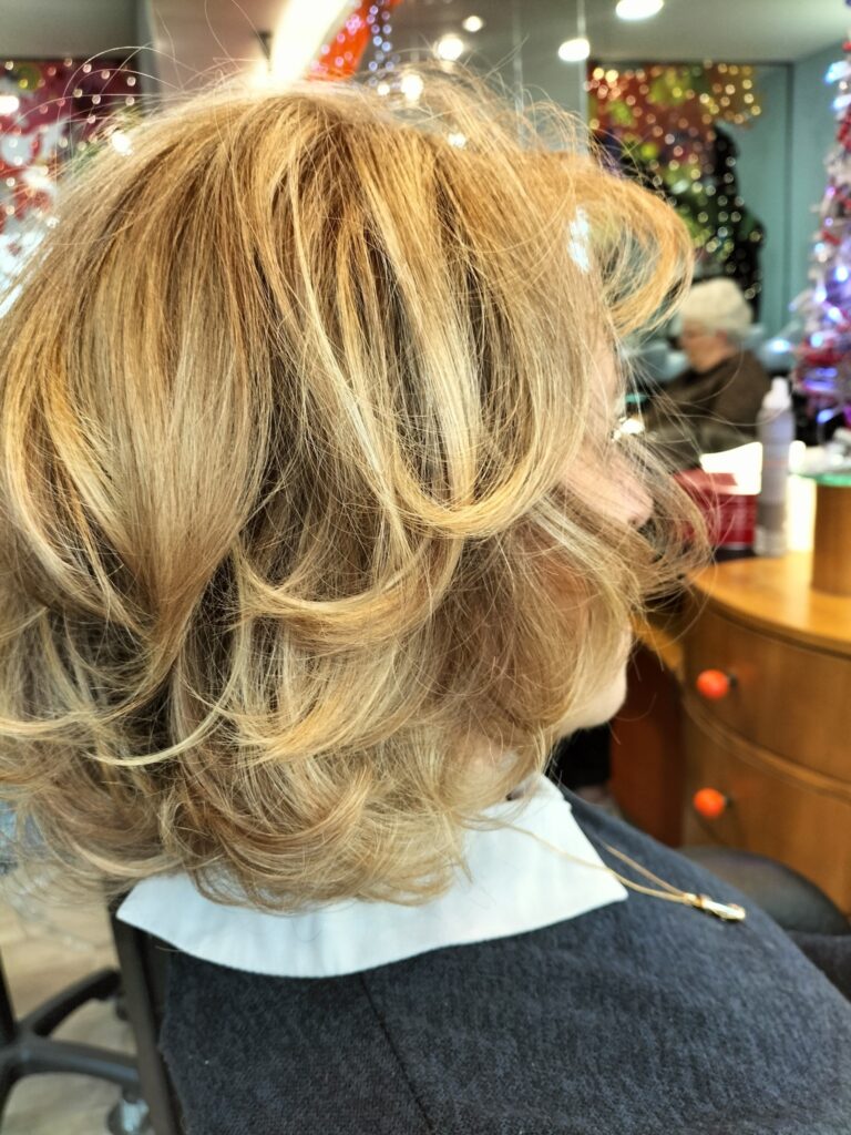 ombré blond doré lumineux avec une base de blond foncé à Bordeaux
