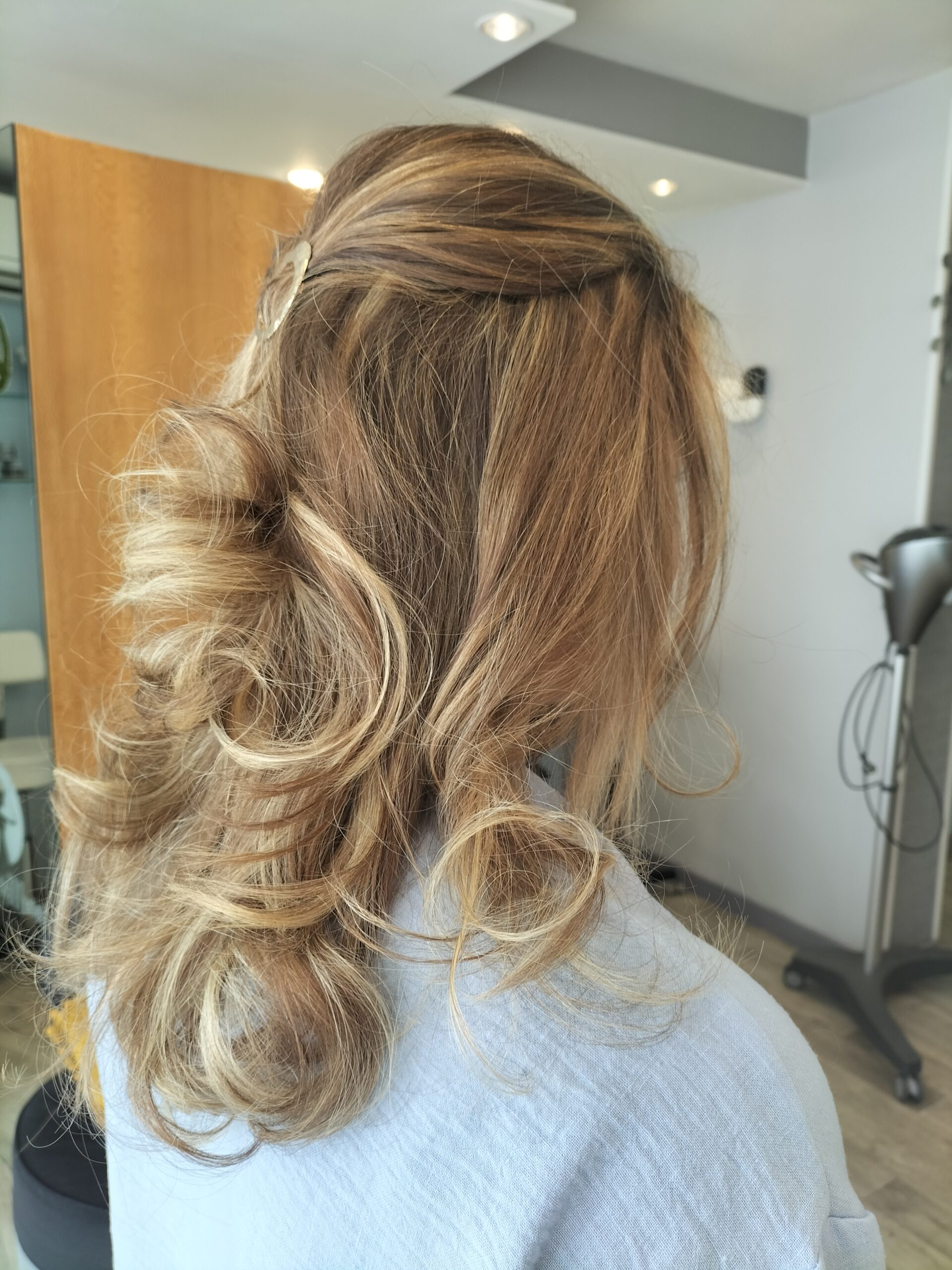 Ombré blond clair sur racines