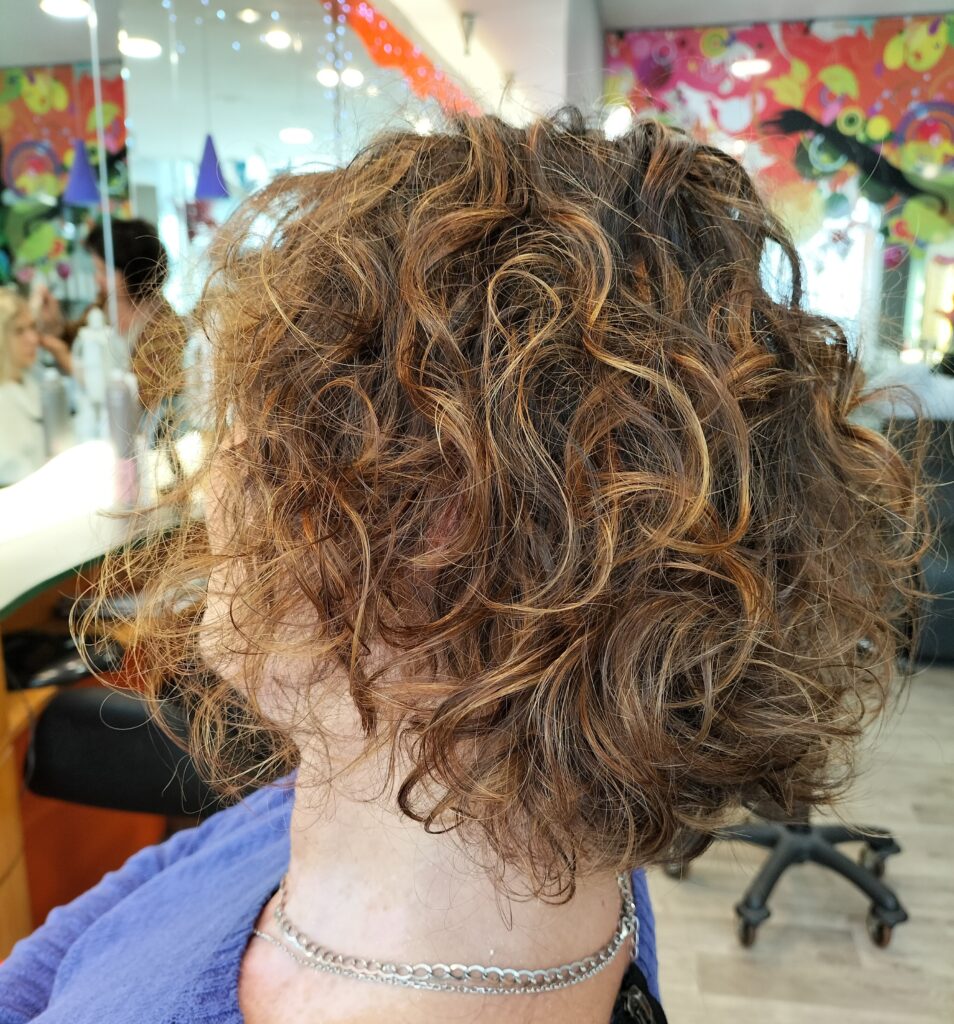 Réalisation d'un ombré cuivré sur cheveux mi-longs à Bordeaux